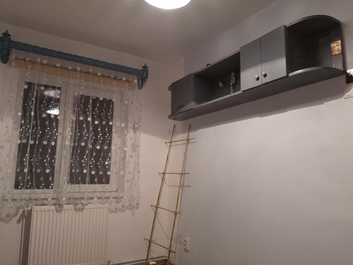 Little Modern Folk Apt Apartamento Vălenii de Munte Exterior foto